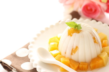 Obraz na płótnie Canvas Chinese food, mango and Almond Tofu agar jelly 