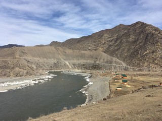 турбаза на берегу реки Катунь. Алтай