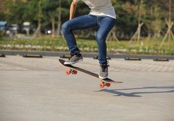 Fototapeta na wymiar Skateboarder sakteboarding on parking lot