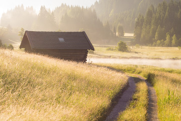 Sommermorgen mit Holzhütte im Karwendel in Deutschland