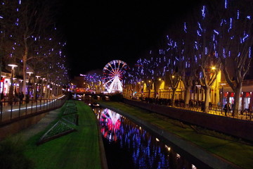 Fête foraine la nuit dans une ville 