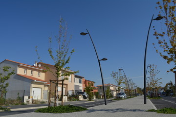 Fototapeta premium Immeuble récent en lotissement avec lampadaires