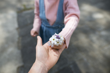 花を手渡す親子の手