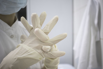 doctor puts on gloves before surgery