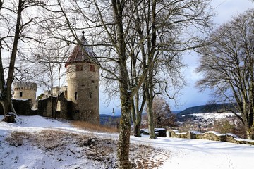 Fototapeta na wymiar Ruine Burg Honburg auf dem Berg Honberg in Tuttlingen in Süddeutschland in Europa im Winter am Weihnachten