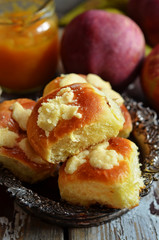 Yeast buns with crumble