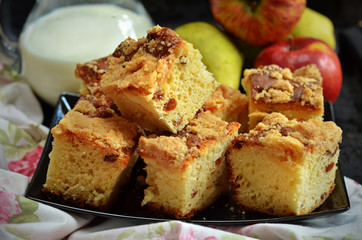 Yeast cake with crumble