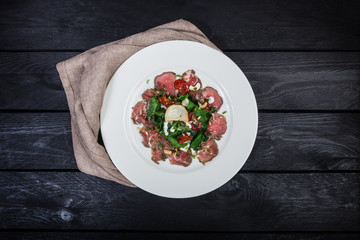 Salad of veal with milk sauce and spinach