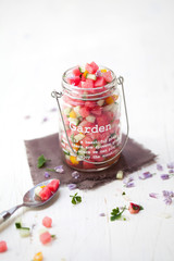 Bunter pikanter Wassermelonensalat auf weißem Holz Hintergrund