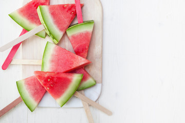 Wassermelonen Stücke auf Stiele aufgespießt