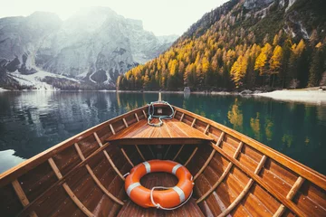 Schilderijen op glas Traditionele roeiboot op een meer in de Alpen in de herfst © JFL Photography