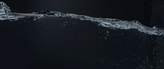 Agua en movimiento sobre fondo negro