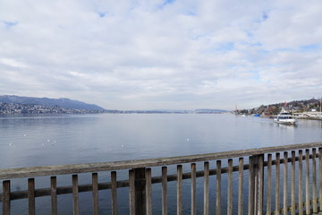 Obraz premium Küste und Strand in Küsnacht im Kanton Zürich in der Schweiz auf der Goldküste mit dem Blick nach Horgen, Rüschlikon und Thalwil