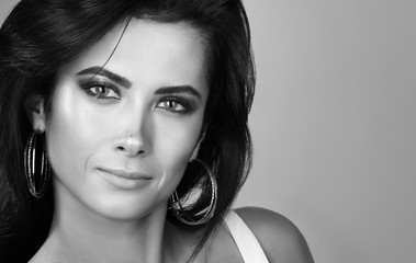 Obraz premium Black and white portrait of a beautiful young woman with sensual look. Clear skin, light makeup