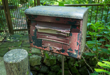 Fototapeta premium 廃墟のポスト