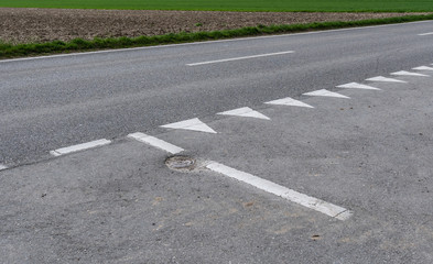 Asphalt strasse mit Zeichen