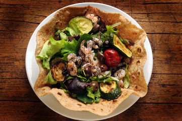 Salaattia leivän kera Salad in bread crust Insalata in crosta di pane Saláta kenyérkéregben Sallad i brödskorpa Salat in Brotkruste