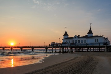 Pier, Seebr&uuml;cke Ahlbeck im Sonnenaufgang, Blaue Stunde. Bootsanleger. Ostsee, Insel Usedom_005