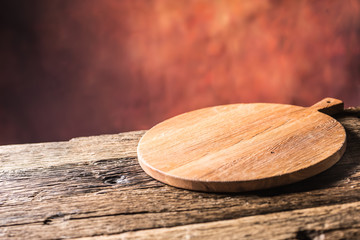 Table ronde de pizza vide vieille table en bois et arrière-plan flou de couleur