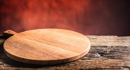 Rolgordijnen Pizzeria Lege pizza ronde bord oude houten tafel en kleur wazig achtergrond