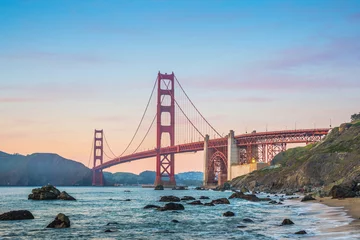 Crédence de cuisine en verre imprimé Plage de Baker, San Francisco As the sun goes down, enjoy the best view of the Golden Gate Bridge of San Francisco