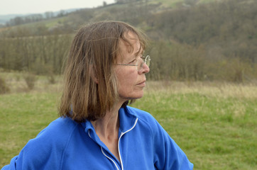 frauenportrait in landschaft