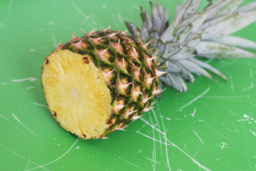 Reifes Obst, Südfrucht, eine angeschnittene Ananas für einen smoothie, Saft, vegan, gesunde...
