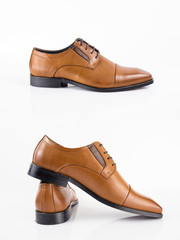 Sapato elegante de pele castanha muito bonito.