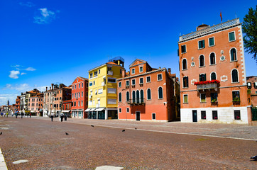 Fototapeta na wymiar Les façades colorées de Venise