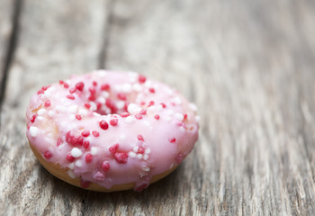 gros plan sur un donuts rose
