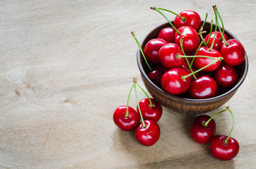 Obraz na płótnie Canvas Fresh ripe organic cherries in plate.