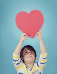 niño sonriente con un corazón