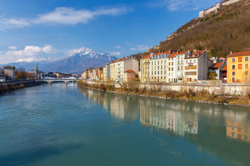 Fototapeta na wymiar Grenoble. The city embankment.