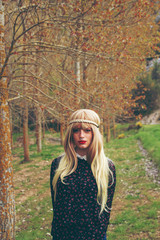 Mujer rubia disfrutando del bosque en otoño 