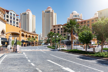 Blick auf den öffentlichen Platz des Medina Centrale Bezirks mit Restaurants und Geschäften in...
