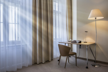 Zimmer mit Sonnen Strahlen durch die Fenster 