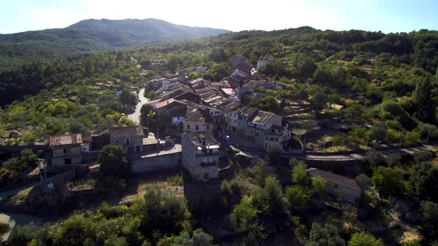 Drone en Mogarraz y Monforte de la Sierra en la provincia de Salamanca, Castilla y Leon (España) Video aereo con Dron