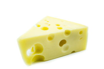 Käse Emmentaler Stück  isoliert freigestellt auf weißen Hintergrund, Freisteller
