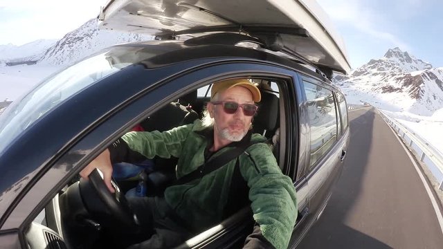 Uomo guida in vacanza di montagna