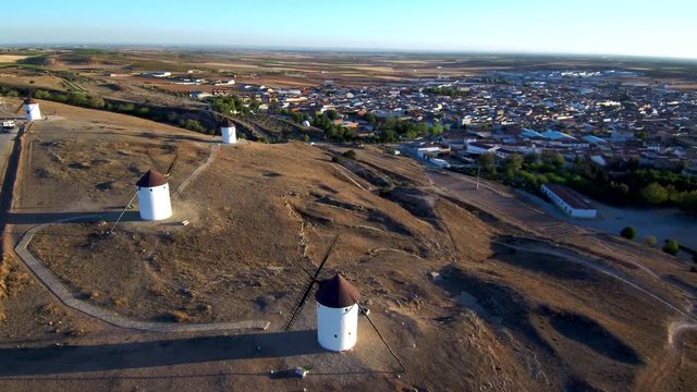 Drone en Molinos de viento en Mota del Cuervo, pueblo de Cuenca en Castilla la Mancha (España) localizacion de Cervantes para Don Quijote de la Mancha. Video aereo con Dron
