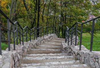 Kamienne schody z metalową barierką © olekgraf