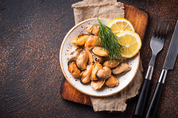 Marinated mussels with lemon and spices
