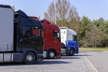 LKWs auf einem Parkplatz