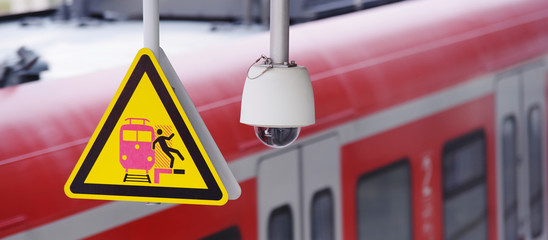 Überwachungskamera an einem Bahnhof 