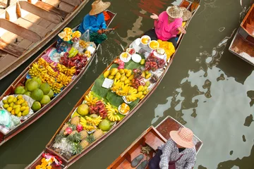 Zelfklevend Fotobehang drijvende markt thailand © izzetugutmen