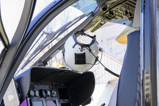 Ein Pilotenhelm hängt im Cockpit eines Rettungshubschraubers