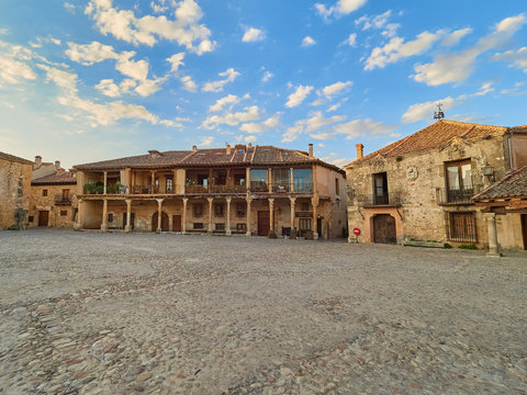 Vista de la Arquitectura T&iacute;pica de la Plaza Mayor del Pueblo Medieval de Pedraza, Segovia, Espa&ntilde;a