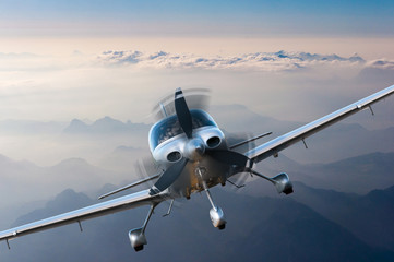Fototapeta premium Prywatny lekki samolot lub samolot leci na tle góry. Koncepcja podróży VIP
