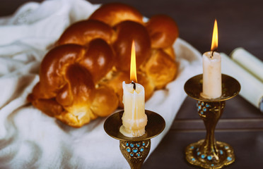 Naklejka premium Homemade freshly baked challah for the Holy Sabbath Traditional Jewish Sabbath ritual