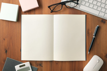 白紙ノート　ビジネスイメージ　White note. Business desk concept.